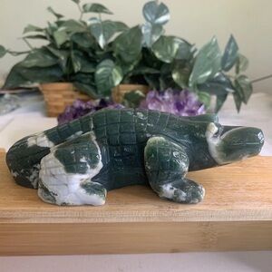 CROCODILE Moss Agate 6.2" Carved Crystal Rock Stone Green White Animal 1.3LBS